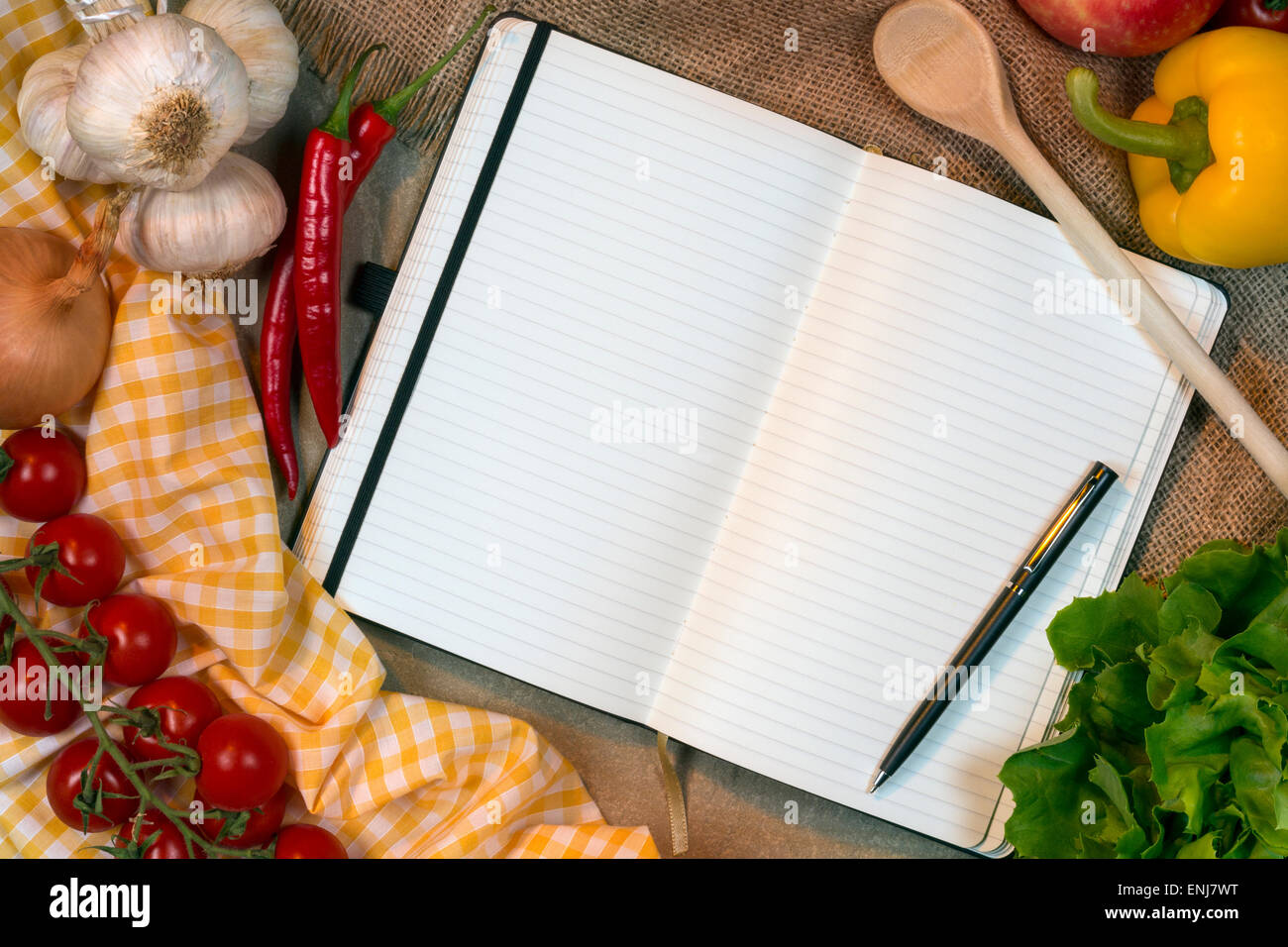 Libro de recetas páginas en blanco (espacio para texto) con ingredientes de cocina y utensilios Foto de stock