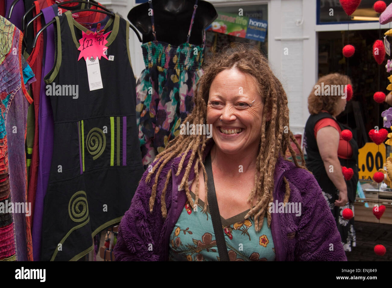 Hippy Jo y su ropa de Comercio Fairtrade en el mercado de Saxmundham Suffolk Fotografía de stock - Alamy