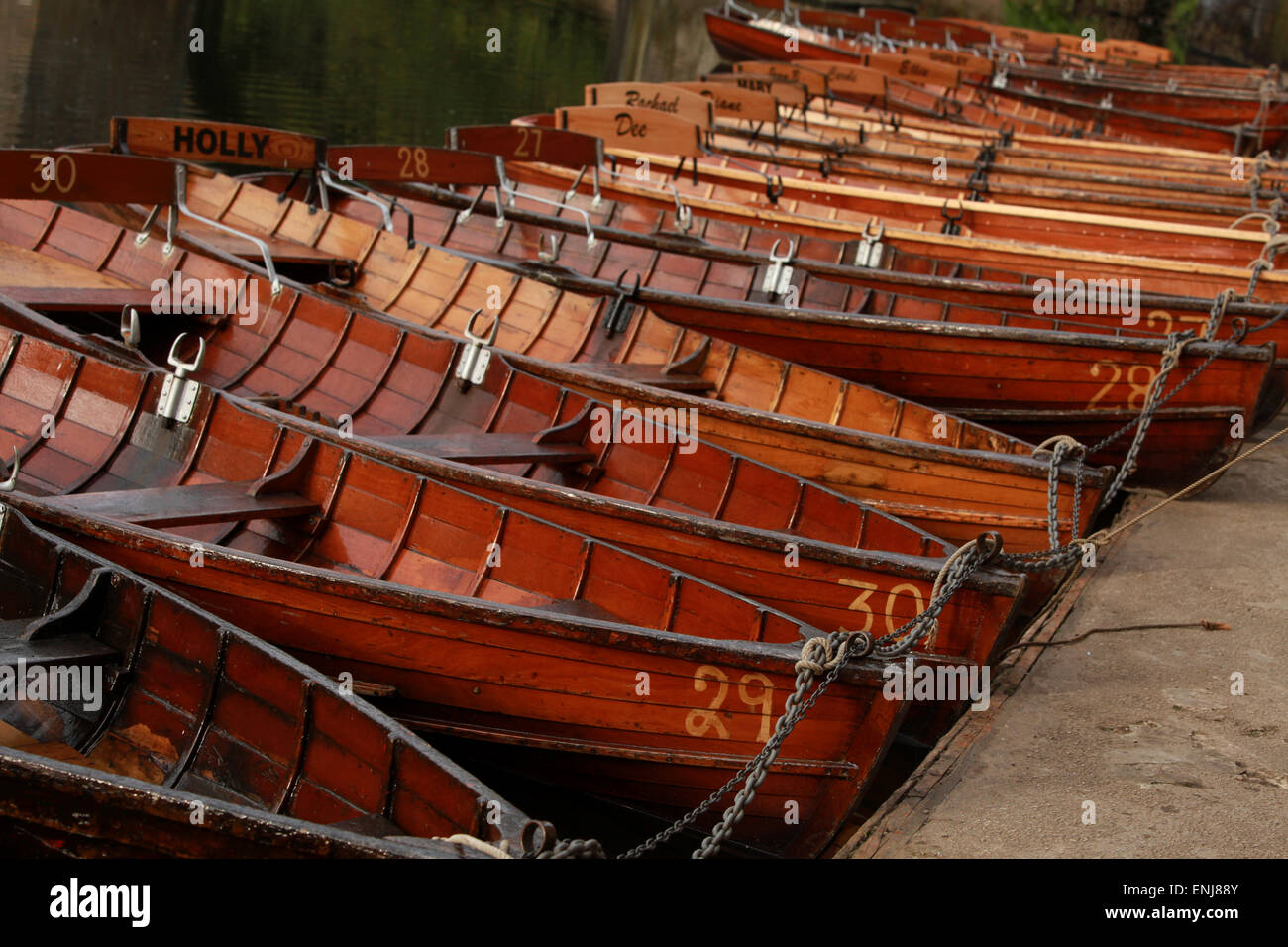 Clásico de madera de botes a remo en el río desgaste por puente Elvet Durham UK Foto de stock
