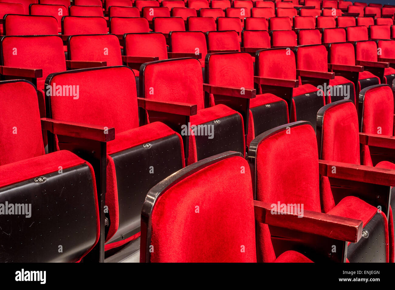 Filas de Asientos rojo vacío en un teatro Foto de stock