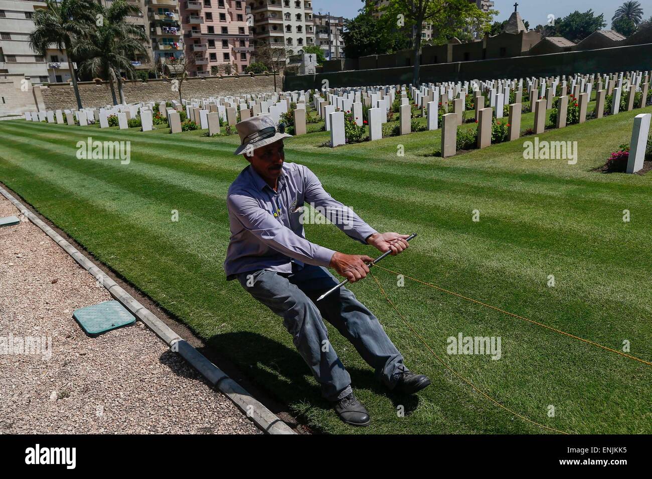 El Cairo. 5 de mayo de 2015. Un jardinero se prepara para segar el campo de hierba en un Cementerio Conmemorativo de la II Guerra Mundial en El Cairo, Egipto, el 5 de mayo de 2015, delante del 70º aniversario de la victoria de la guerra mundial contra el fascismo. © Cui Xinyu/Xinhua/Alamy Live News Foto de stock