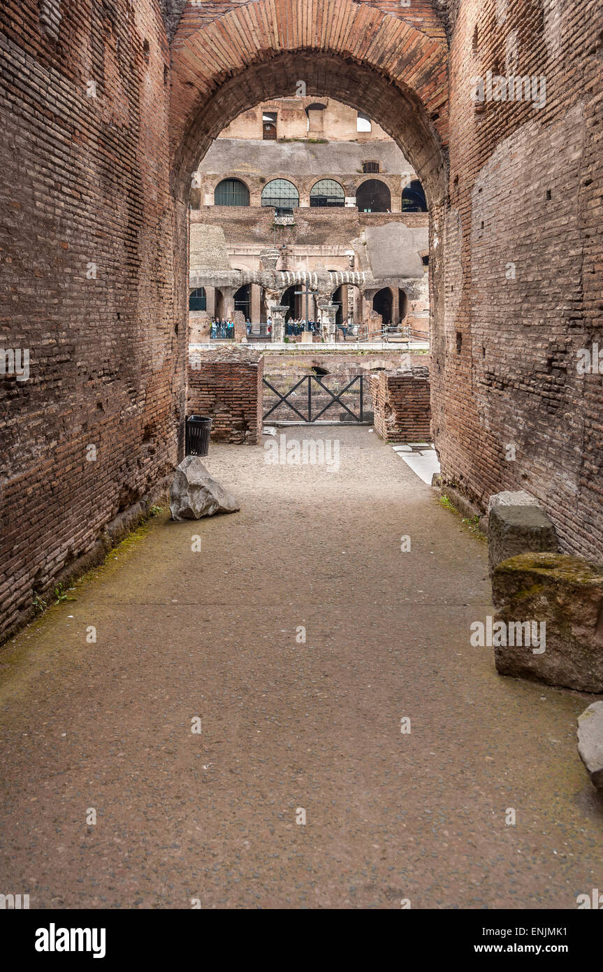 Arco de entrada al Coliseo de Roma, Italia Foto de stock
