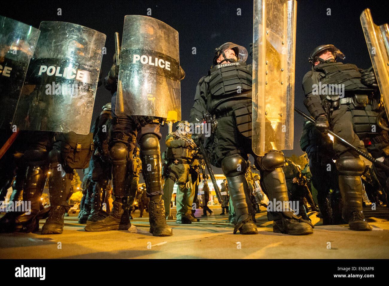 BALTIMORE, Maryland - La policía antidisturbios controlar multitudes en Penn y Norte de ave, en el oeste de Baltimore después de la muerte de Freddie gris Foto de stock