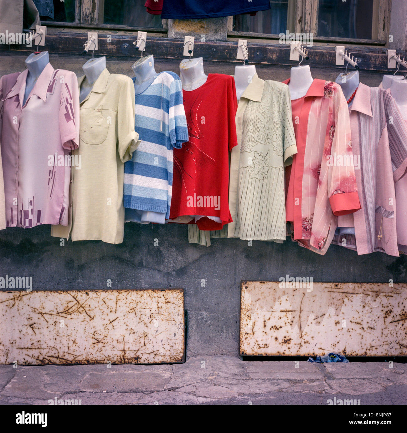 Variedad de blusas en venta, República Checa Fotografía de stock - Alamy