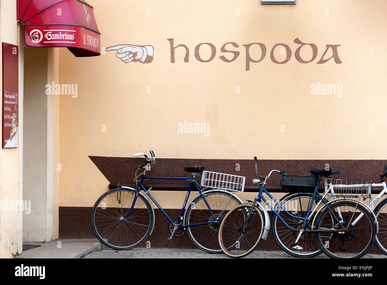 Bicicletas fuera del bar, Checa Foto de stock