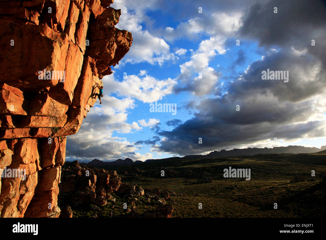 Un escalador escalas acantilados en El Cederberg, Western Cape, Sudáfrica, África Foto de stock