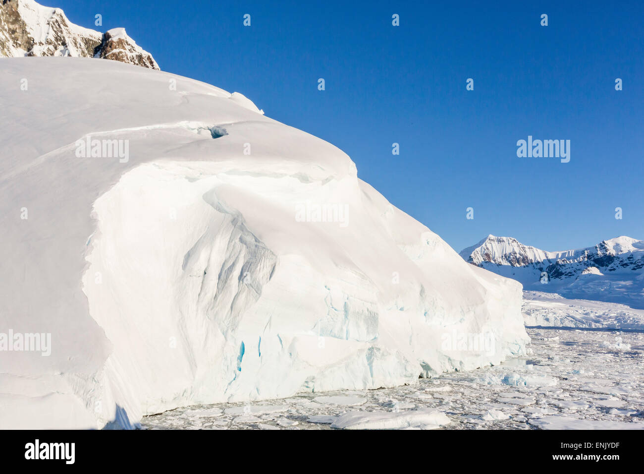 Línea de montañas cubiertas de nieve los témpanos de hielo en el Estrecho de Penola, La Antártica, regiones polares Foto de stock