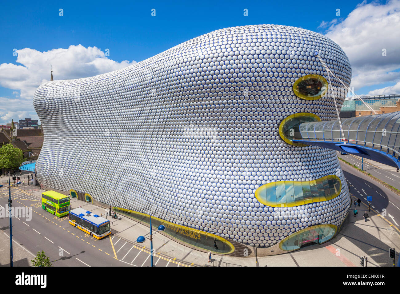 Los grandes almacenes Selfridges con autobuses, Birmingham Bull Ring, Birmingham, West Midlands, Inglaterra, Reino Unido, Europa Foto de stock