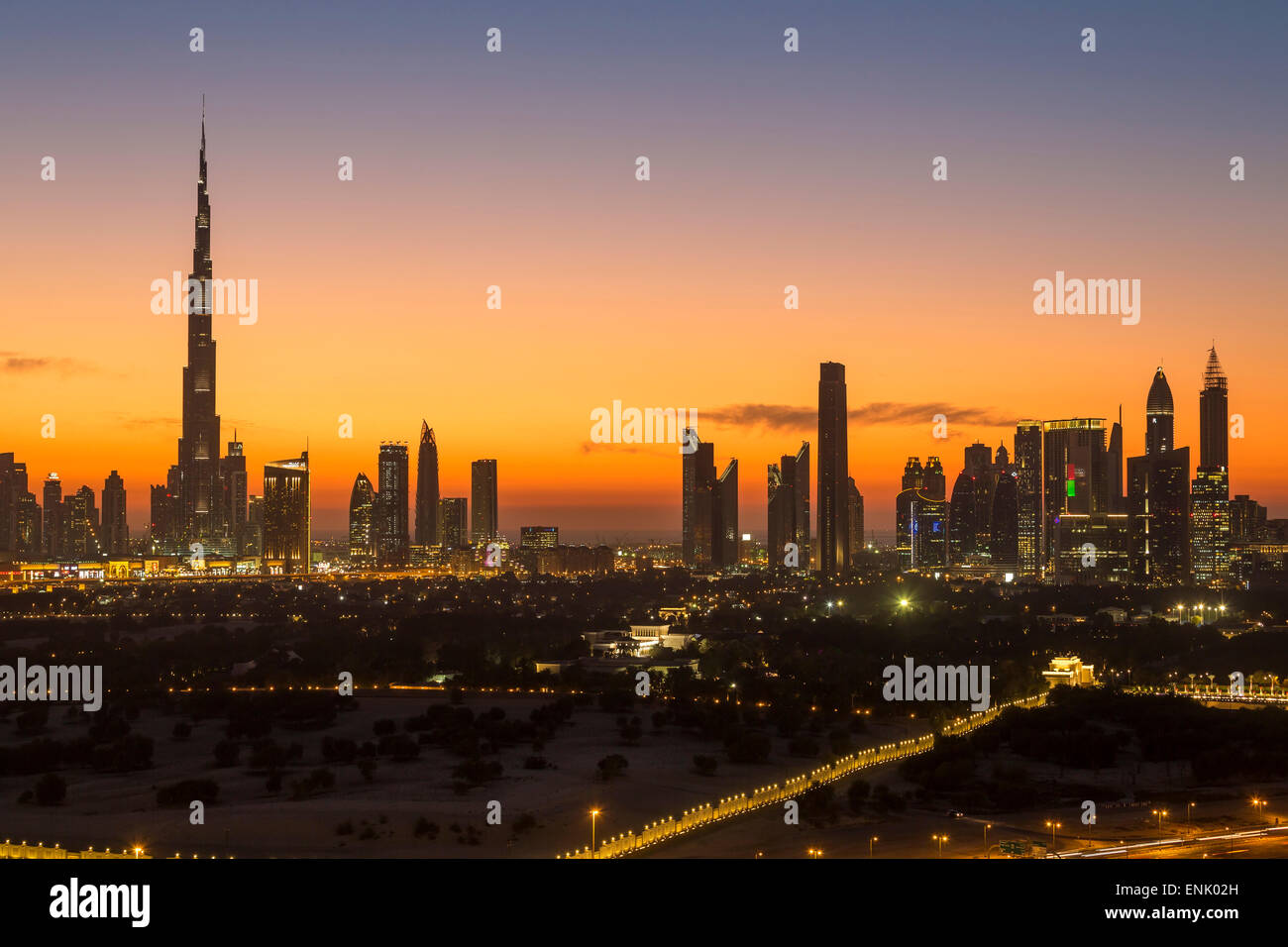 Horizonte de Dubai, el Burj Khalifa, moderna arquitectura y rascacielos en Sheikh Zayed Road, Dubai, Emiratos Árabes Unidos. Foto de stock