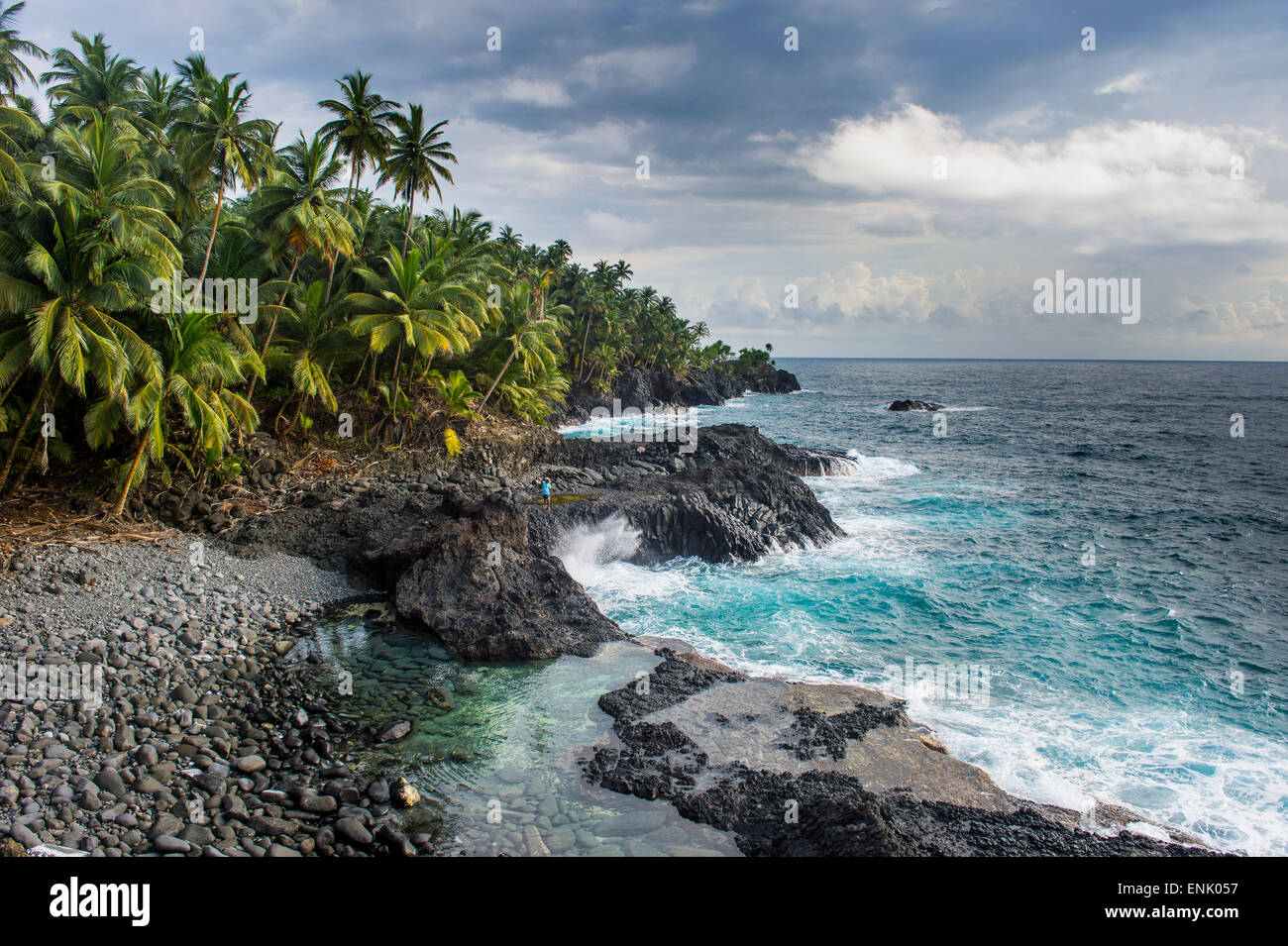 Playa rocosa de Praia Piscina en la costa sur de Santo Tomé, Santo Tomé y Príncipe, el Océano Atlántico, África Foto de stock