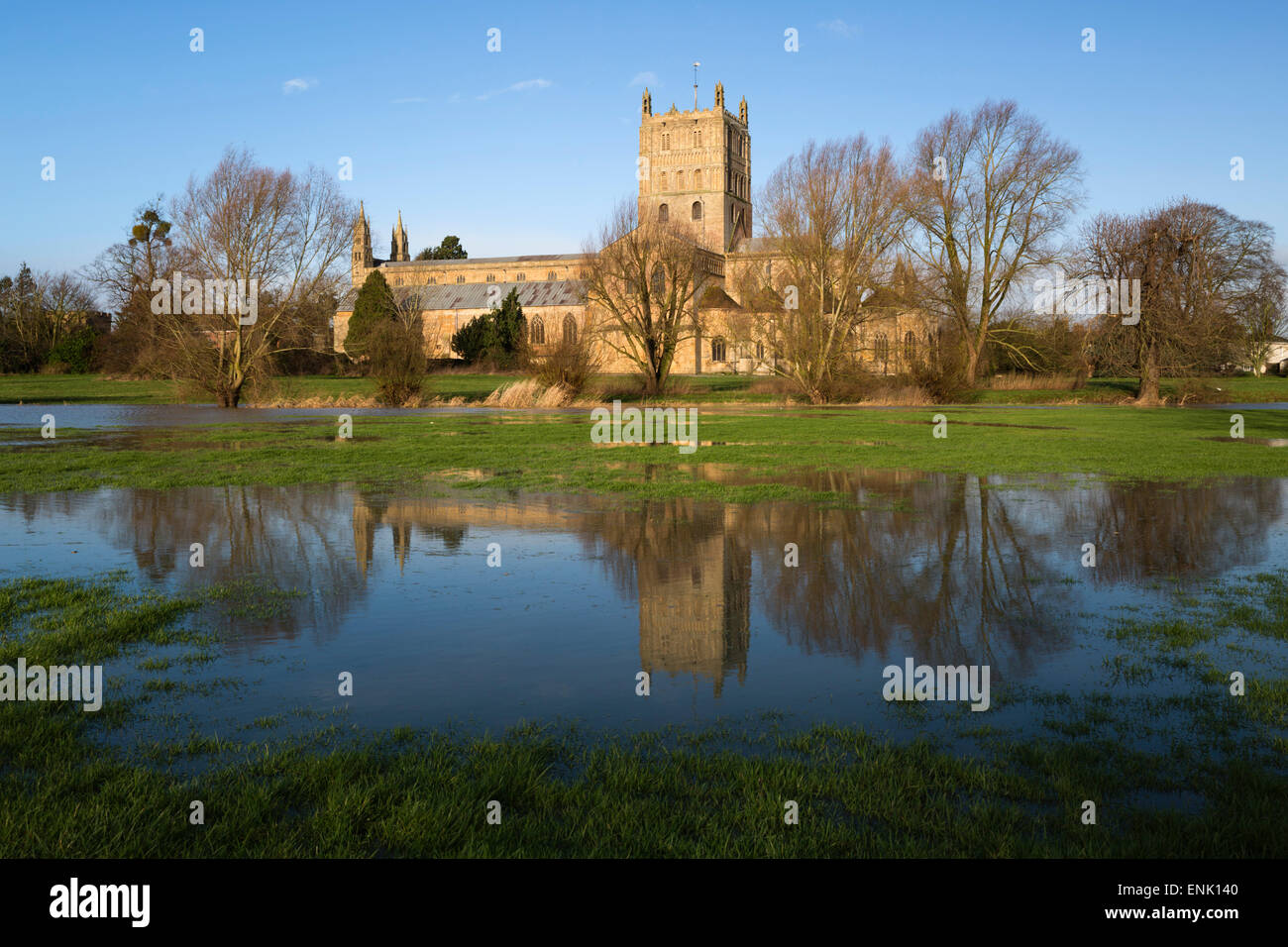 La Abadía de Tewkesbury reflejado en pradera inundada, Tewkesbury, Gloucestershire, Inglaterra, Reino Unido, Europa Foto de stock