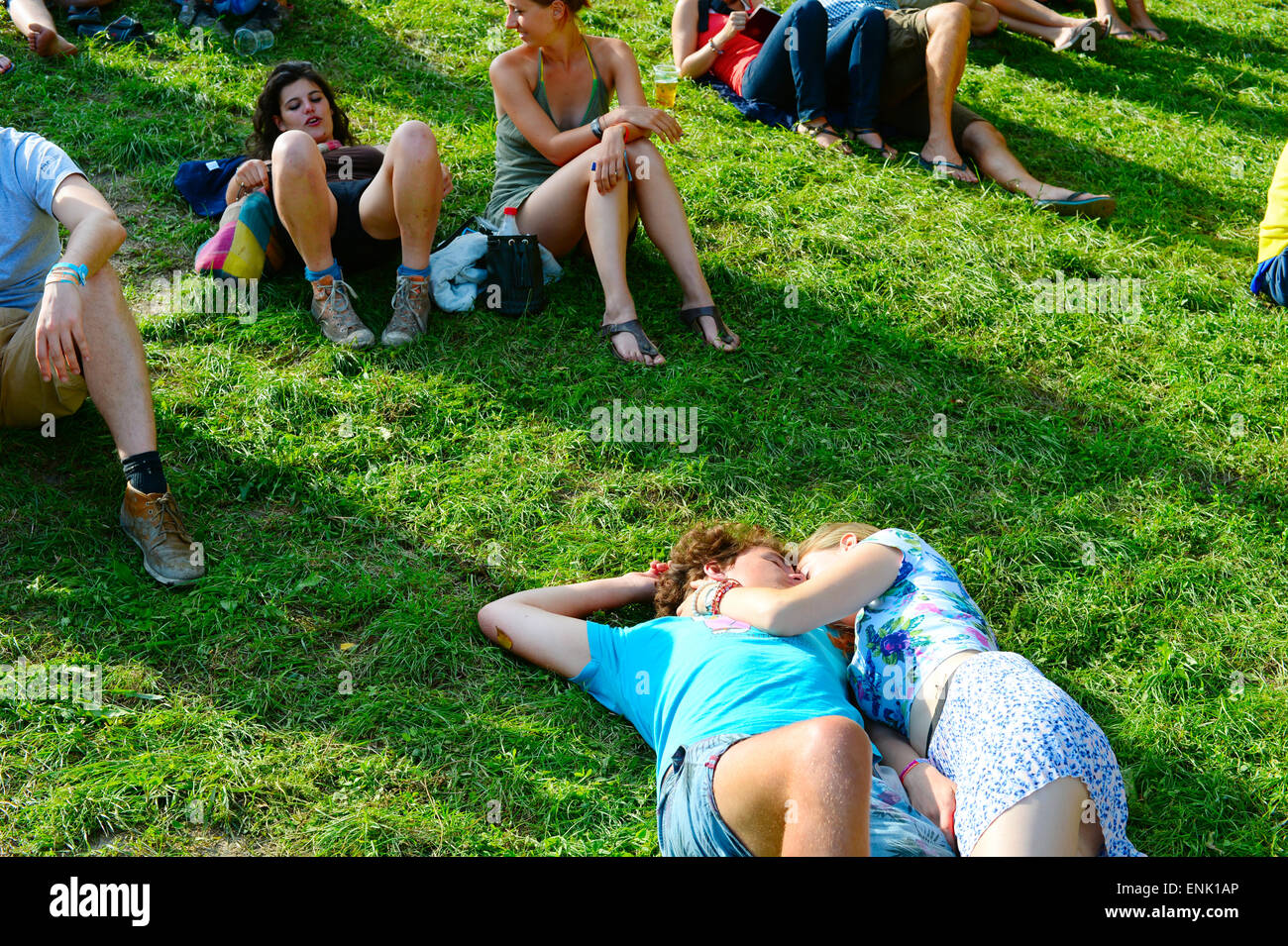 Par recostados en el pasto durante el festival de Sziget. Sziget es uno de los mayores festivales de Europa. Foto de stock