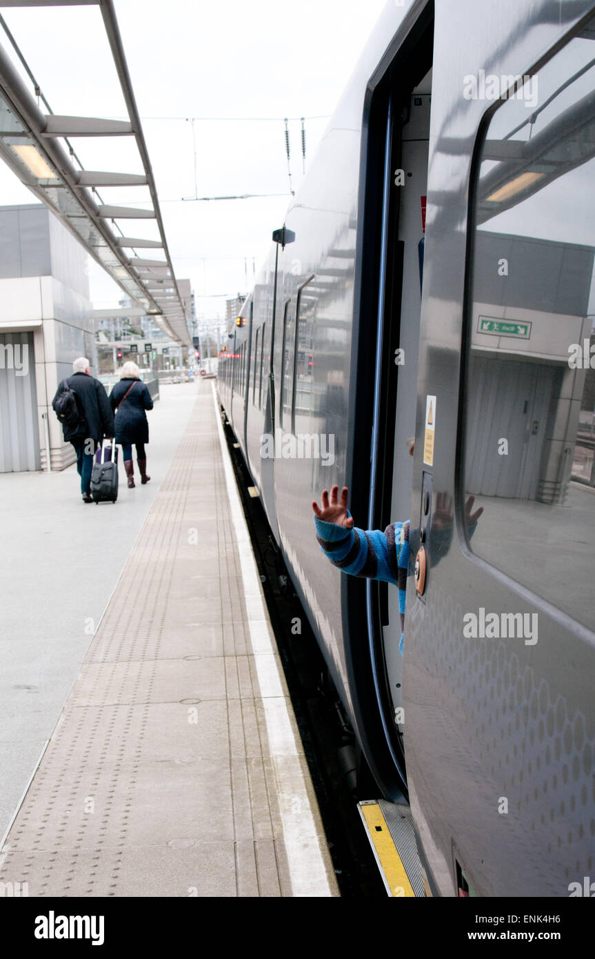 La mano del niño que sobresalen de la puerta del tren Foto de stock