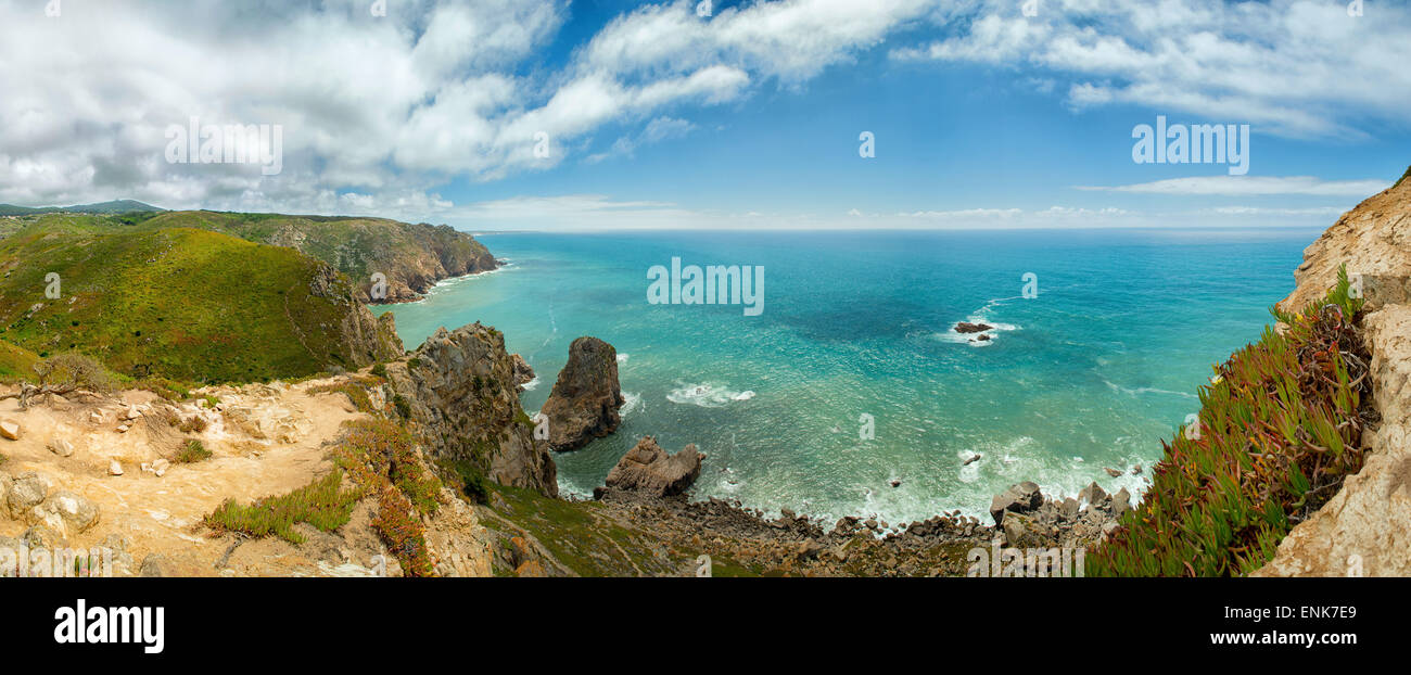 La costa de Portugal, el Cabo da Roca - el punto más occidental de Europa. Pintorescas rocas. Foto de stock