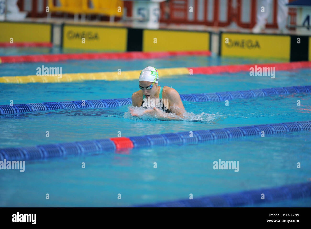 Mujer joven nadando braza Foto de stock
