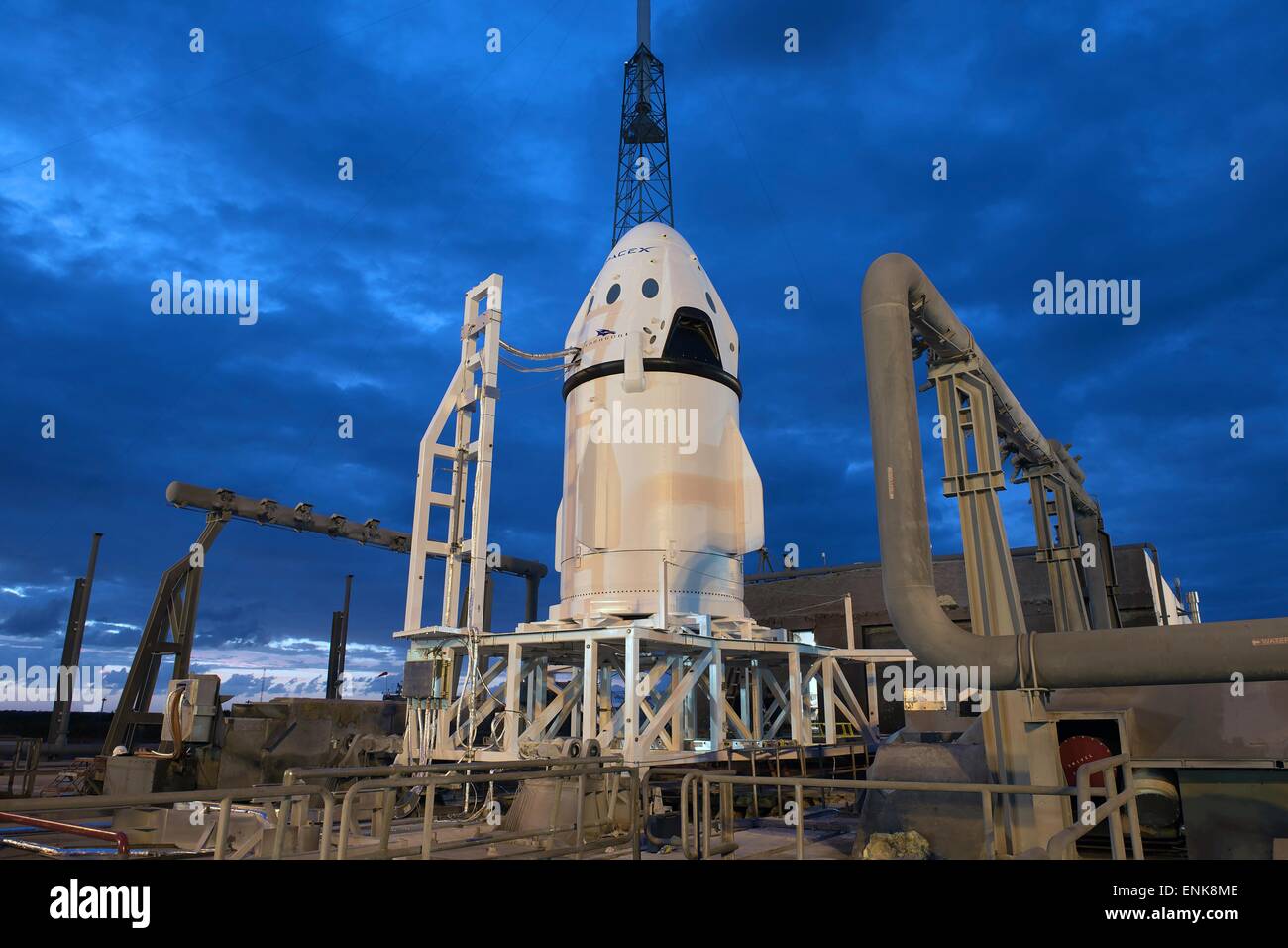 El SpaceX Dragon cápsula de la tripulación de la nave es preparándolo para una prueba para simular una emergencia anular desde la plataforma de lanzamiento en el Complejo de Lanzamiento Espacial 40 Mayo 6, 2015 en Cabo Cañaveral, Florida. Foto de stock