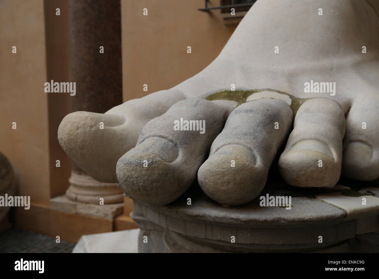 El emperador romano Constantino I (272-337 DC). Estatua colosal en los Museos Capitolinos. 4º siglo. Detalle. Pie. Roma. Italia. Foto de stock