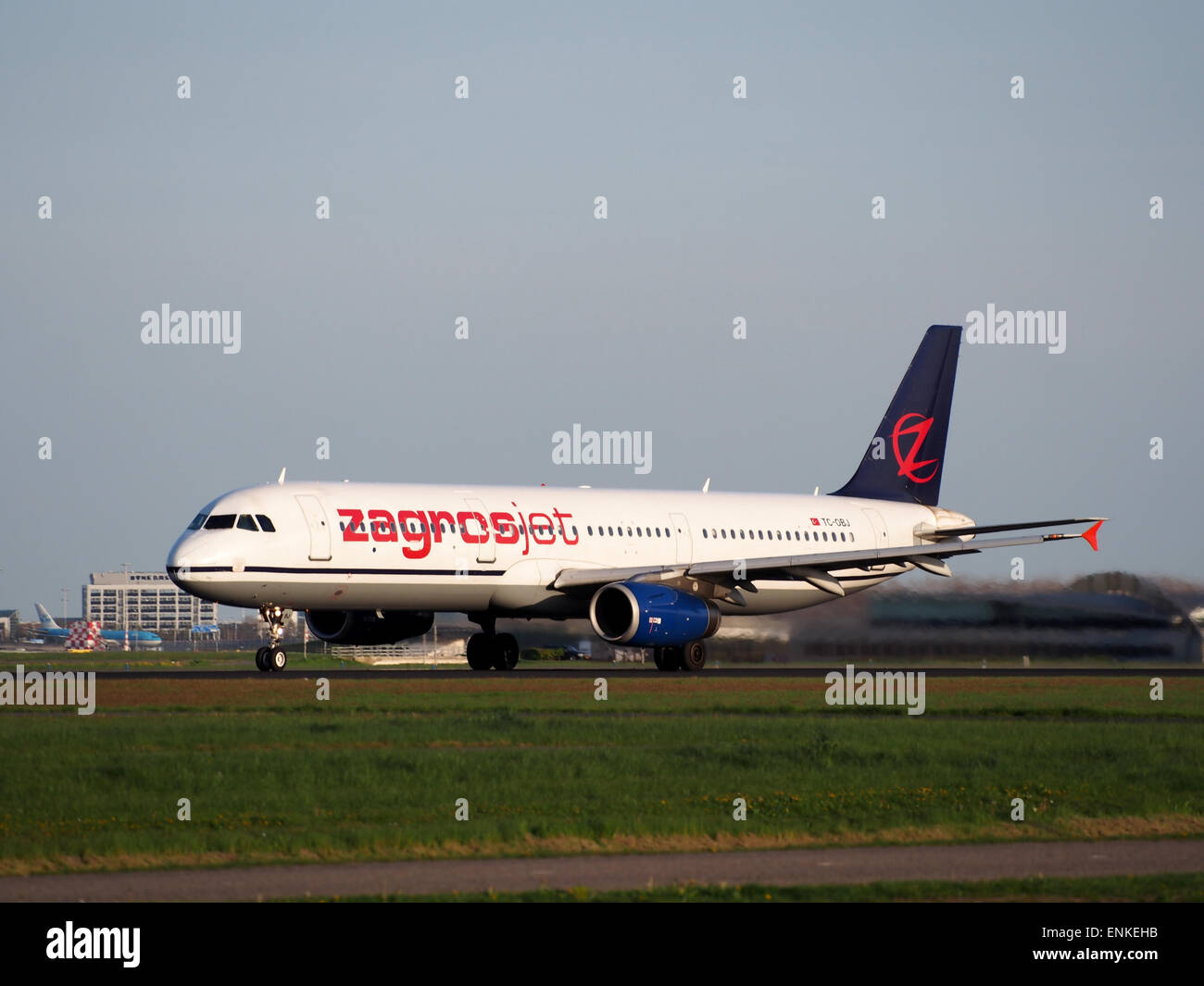 TC-OBJ Zagrosjet Airbus A321-231 - cn 835 despegar de Polderbaan, Schiphol (AMS - EHAM) al atardecer Foto de stock