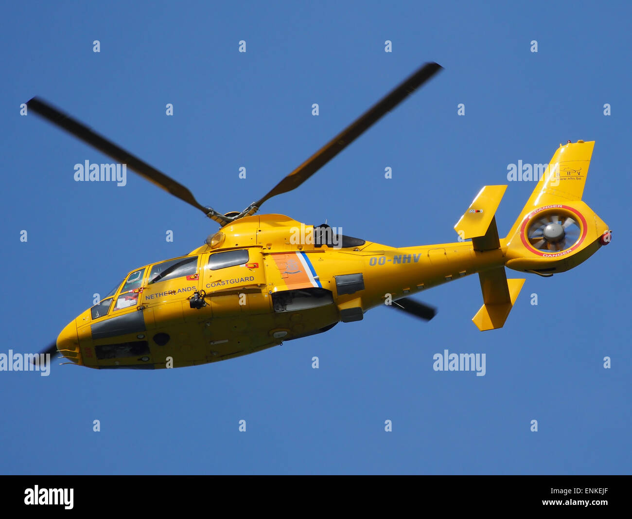 Países Bajos OO-NHV Guardacostas Eurocopter como365N3 Dauphin 2 Fly pass a través del puerto de Rotterdam Foto de stock