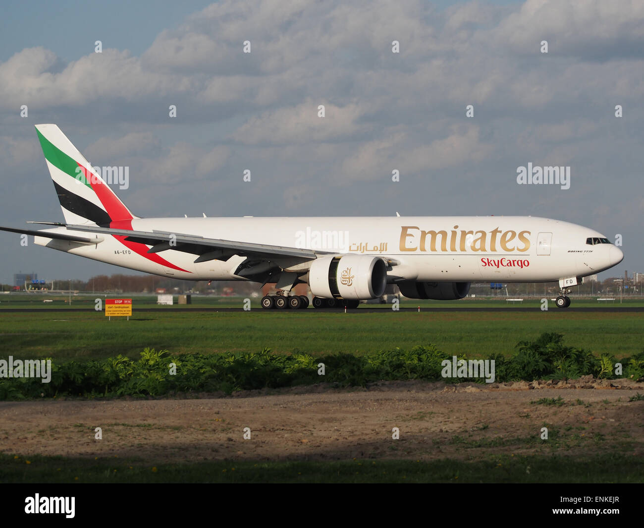 A6-EFD Emirates Boeing 777-F1h sobre la rodadura Polderbaan, Schiphol (AMS - EHAM) Foto de stock
