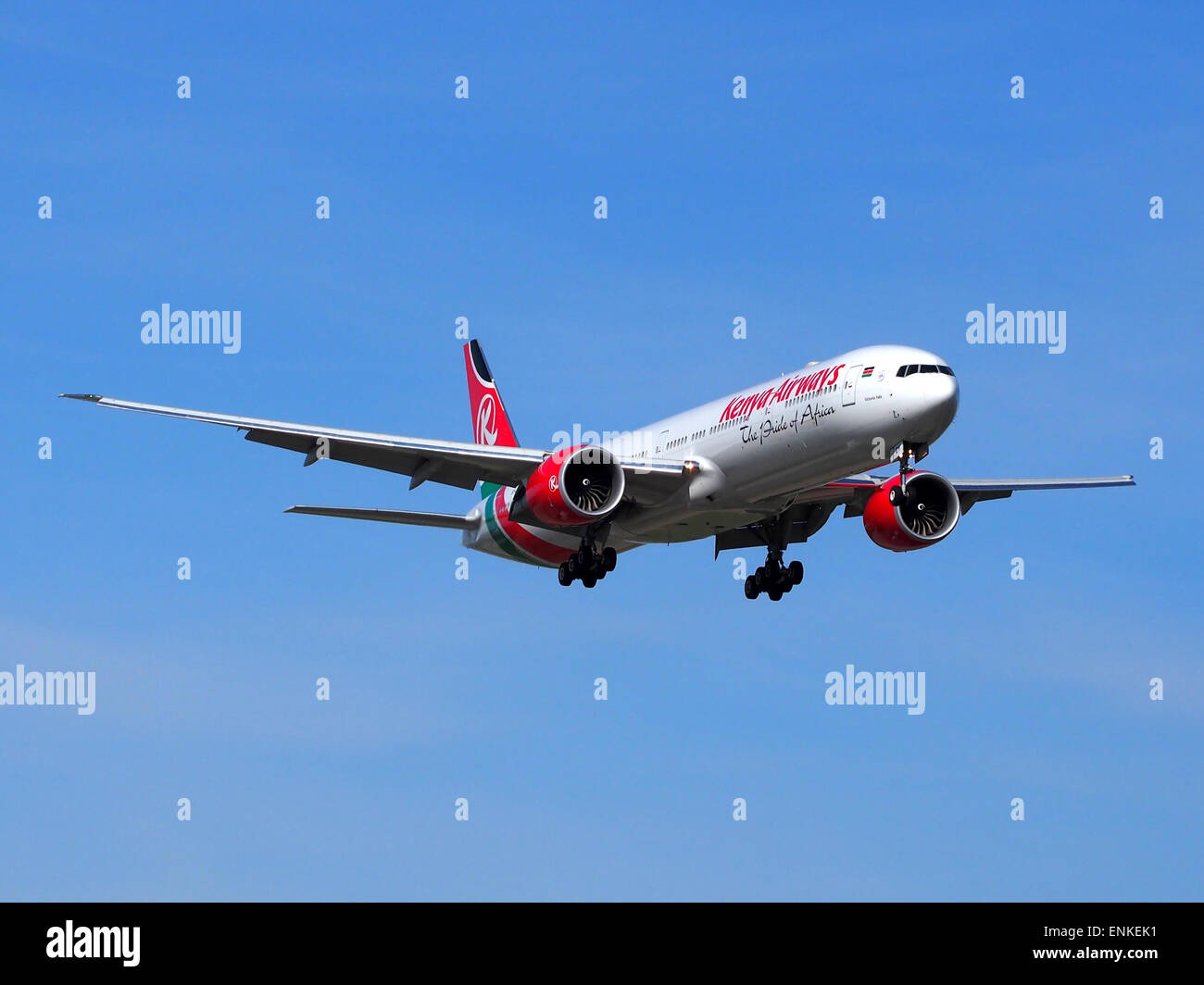 5KZY y Kenya Airways Boeing 777-36N(ER) - CN 41819 de aterrizar en el aeropuerto de Schiphol, Foto de stock