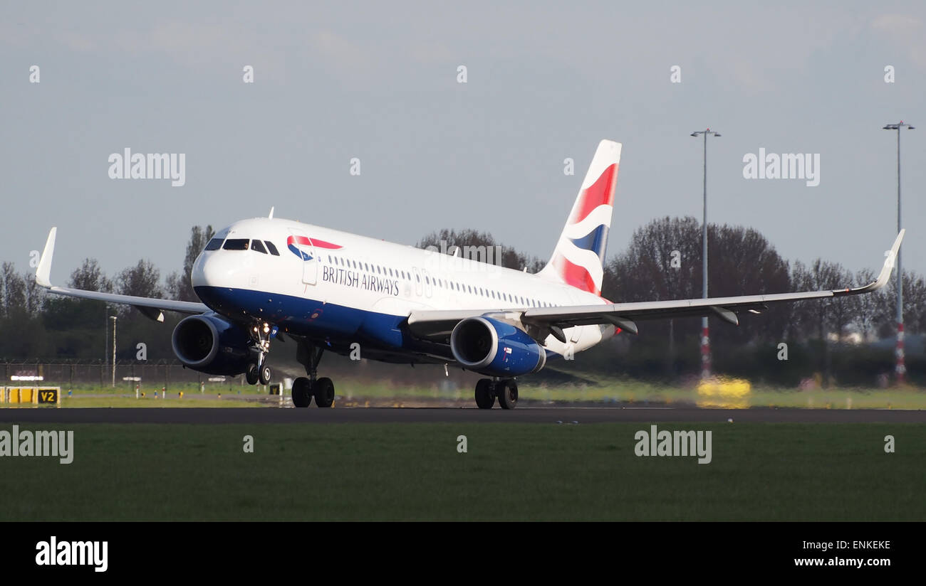G-EUYP British Airways Airbus A320-232 (WL) - CN 5784 despegue de Polderbaan, Schiphol (AMS - EHAM) al atardecer, Foto de stock
