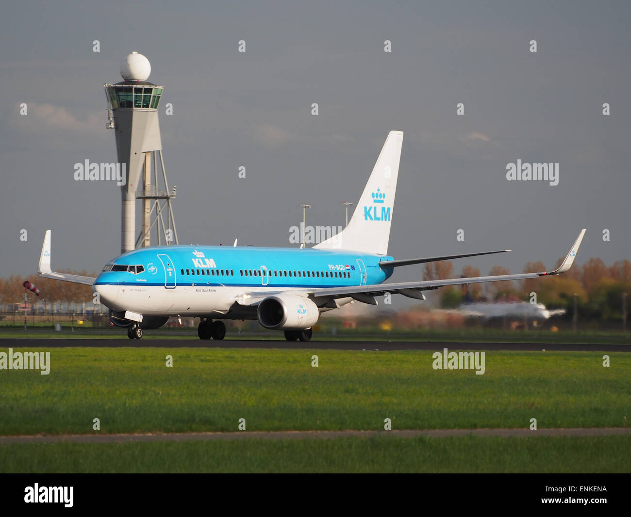 PH-BGD KLM Royal Dutch Airlines Boeing 737-7K2 de despegue de Polderbaan, Schiphol (AMS - EHAM) al atardecer, Foto de stock