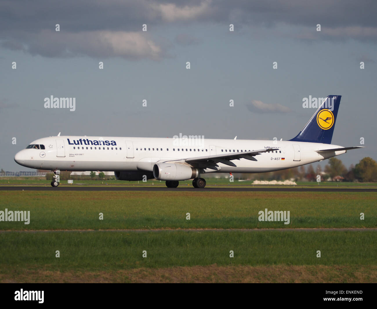 D-AIST Lufthansa Airbus A321-231 de despegue de Polderbaan, Schiphol (AMS - EHAM) al atardecer Foto de stock