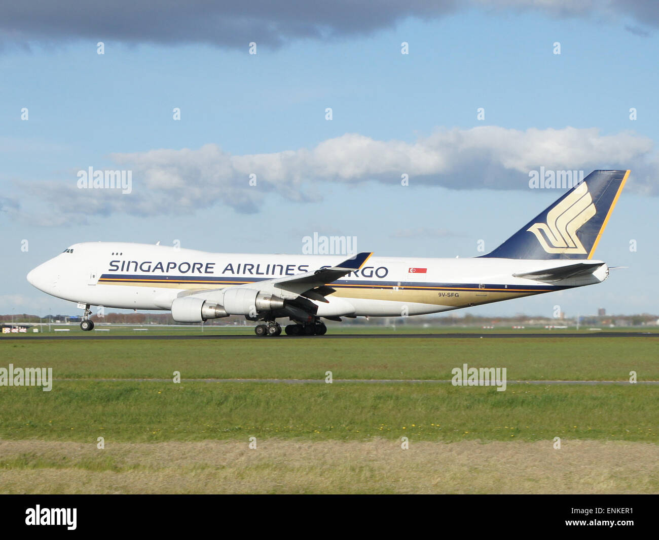 9V-SFG Singapore Airlines Cargo Boeing 747-412F de despegue de Polderbaan, Schiphol (AMS - EHAM) al atardecer, Foto de stock