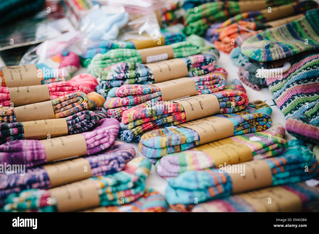 Calcetines tejidos a mano para la venta en el mercado de los granjeros en Stroud, gloucestershire Foto de stock