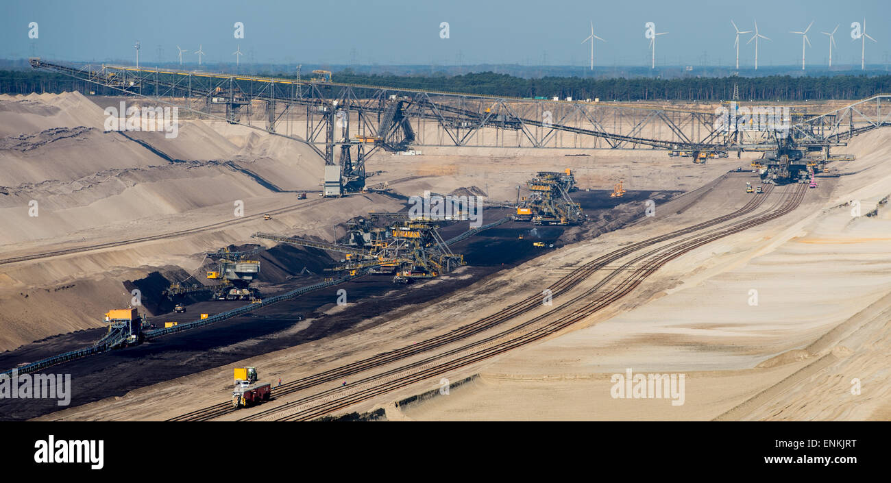 Griessen, Alemania. 23 abr, 2015. Una vista de la minería a cielo abierto de carbón marrón pit operada por el proveedor de energía Vattenfall "AG", en Griessen, Alemania, el 23 de abril de 2015. El hoyo produce alrededor de 60.000 toneladas de carbón en una base diaria. Foto: Patrick Pleul/dpa/Alamy Live News Foto de stock