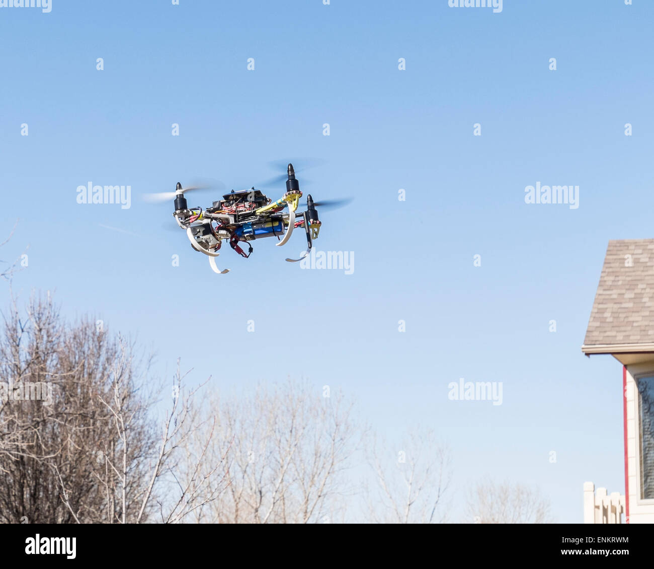 Una casa construida Bricolaje quad copter drone, volando. Foto de stock