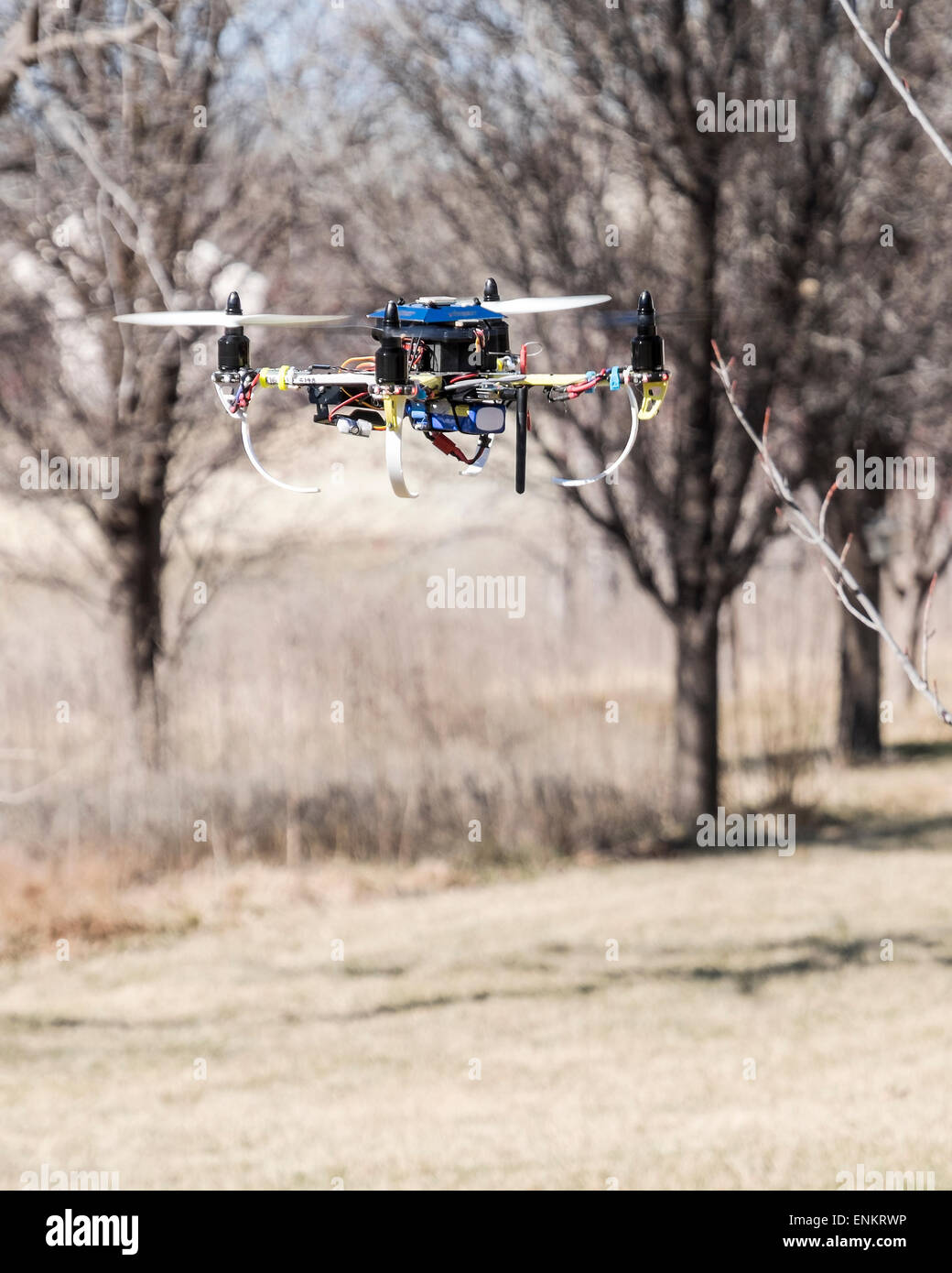 Una casa construida Bricolaje quad copter drone, volando. Foto de stock