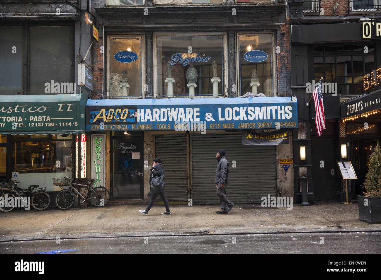 Tienda de hardware con psychic arriba, West 35th Street, Manhattan, Ciudad de Nueva York. Foto de stock