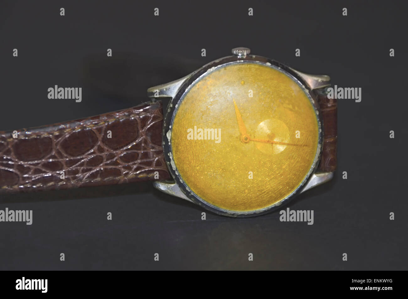 Antiguo reloj de pulsera fotografías e imágenes de alta resolución - Alamy