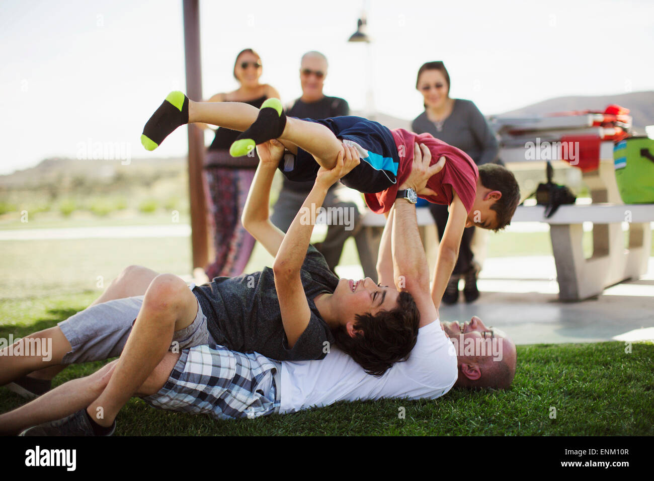 Una familia hispana goza de tiempo juntos en un parque de San Diego, CA. Foto de stock