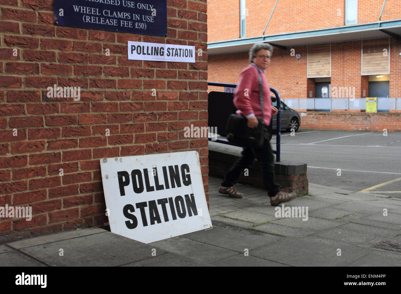 Mujer a pie de la estación de Sondeo Nacional de Elecciones Generales en Norwich, Norfolk, UK Foto de stock