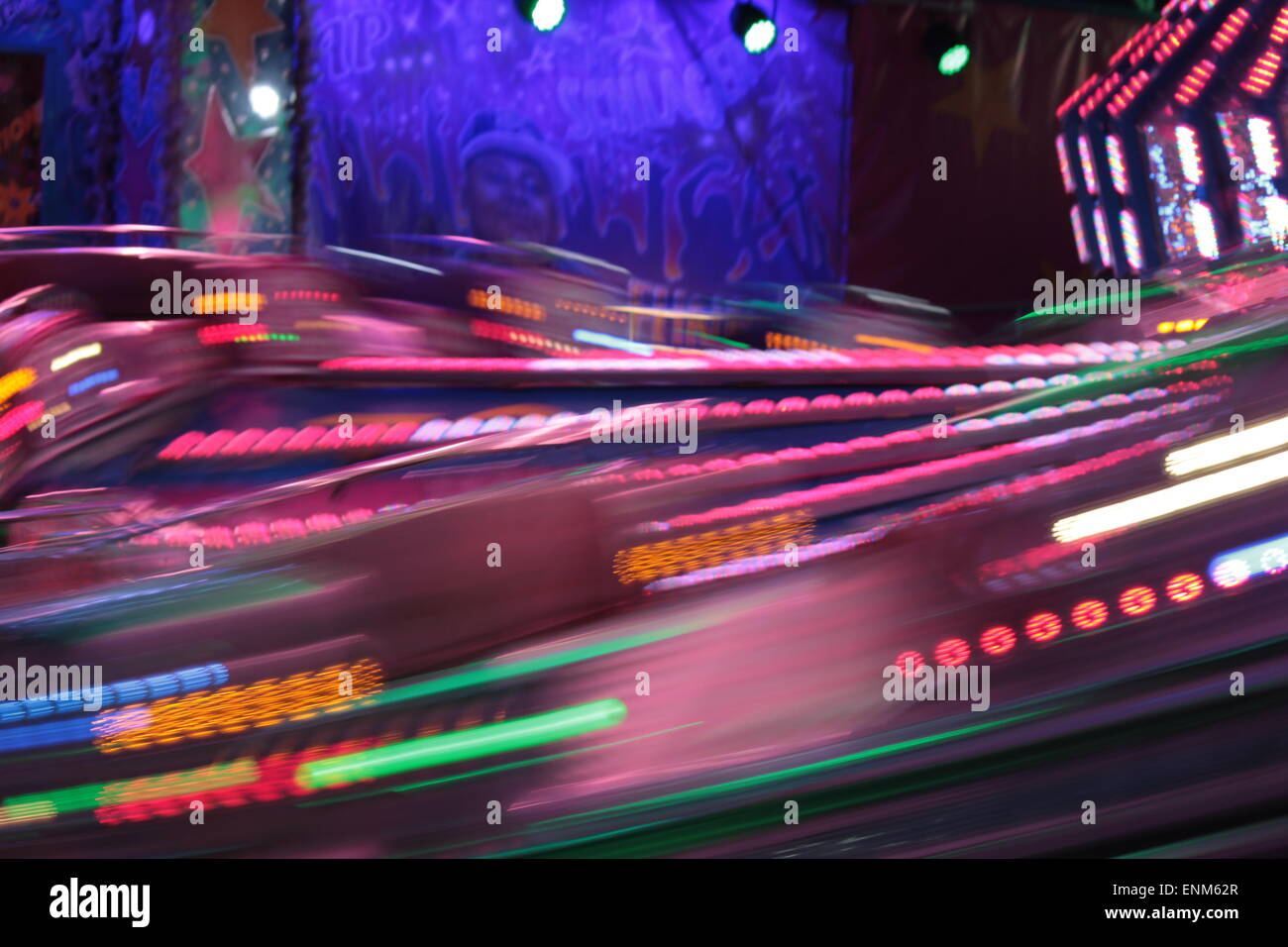 Velo fluido Delicioso Parque de atracciones de feria ride moviendo rápido justo la noche las luces de colores del parque de diversiones luces se mueven, estelas de luz, velocidad de obturador lento Fotografía de stock - Velo fluido Delicioso Parque de atracciones de feria ride moviendo rápido justo la noche las luces de colores del parque de diversiones luces se mueven, estelas de luz, velocidad de obturador lento Fotografía de stock -