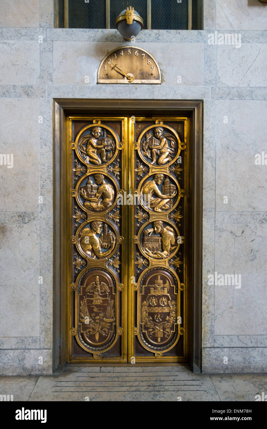 Puertas de bronce fotografías e imágenes de alta resolución - Alamy