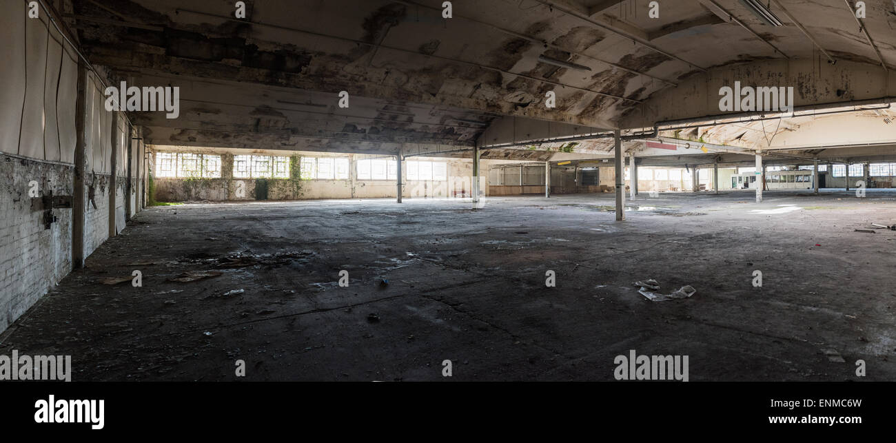 Ángulo amplio panorama de almacenes abandonados vacía Foto de stock