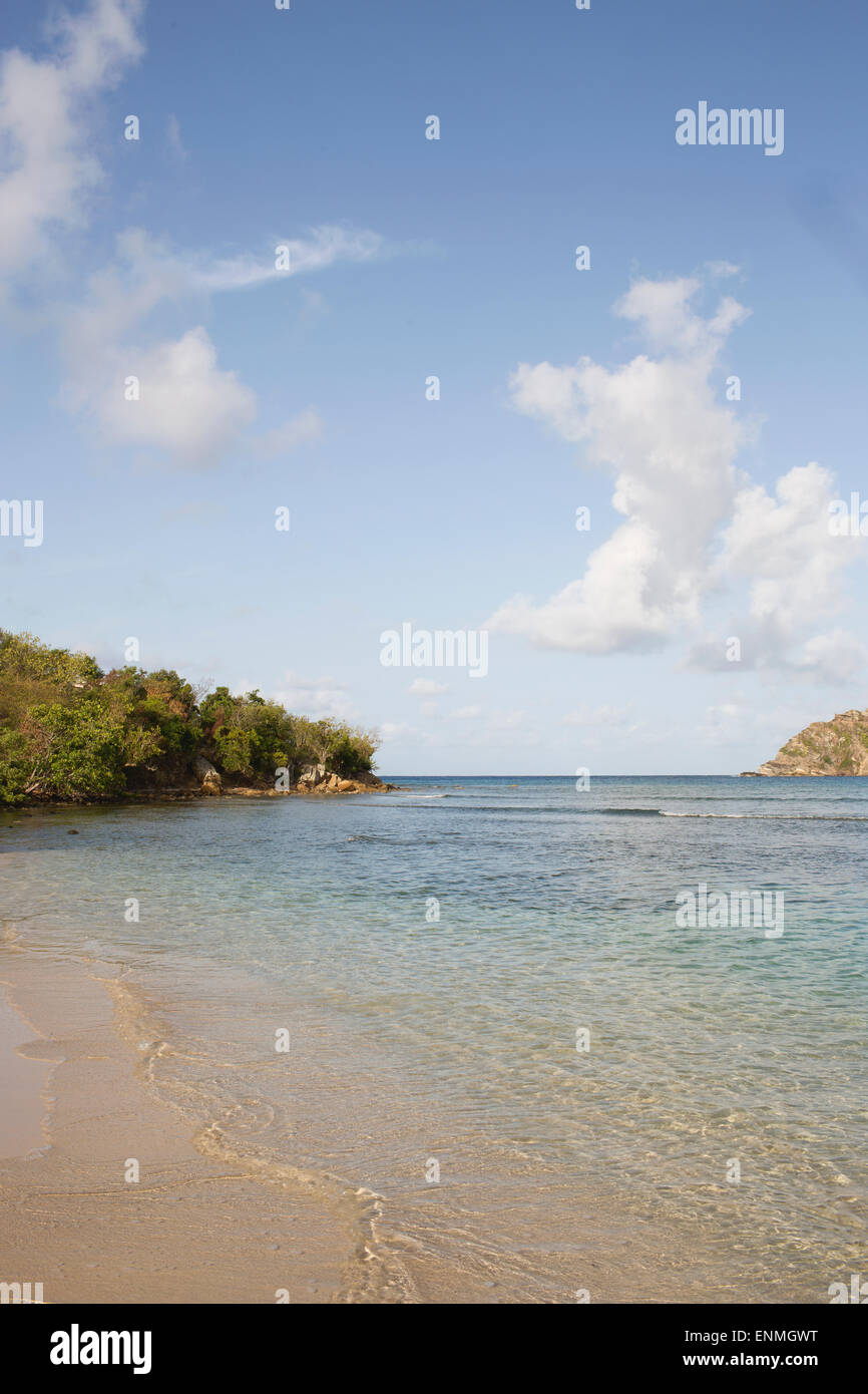 Mar bañando la orilla en la bahía. Foto de stock