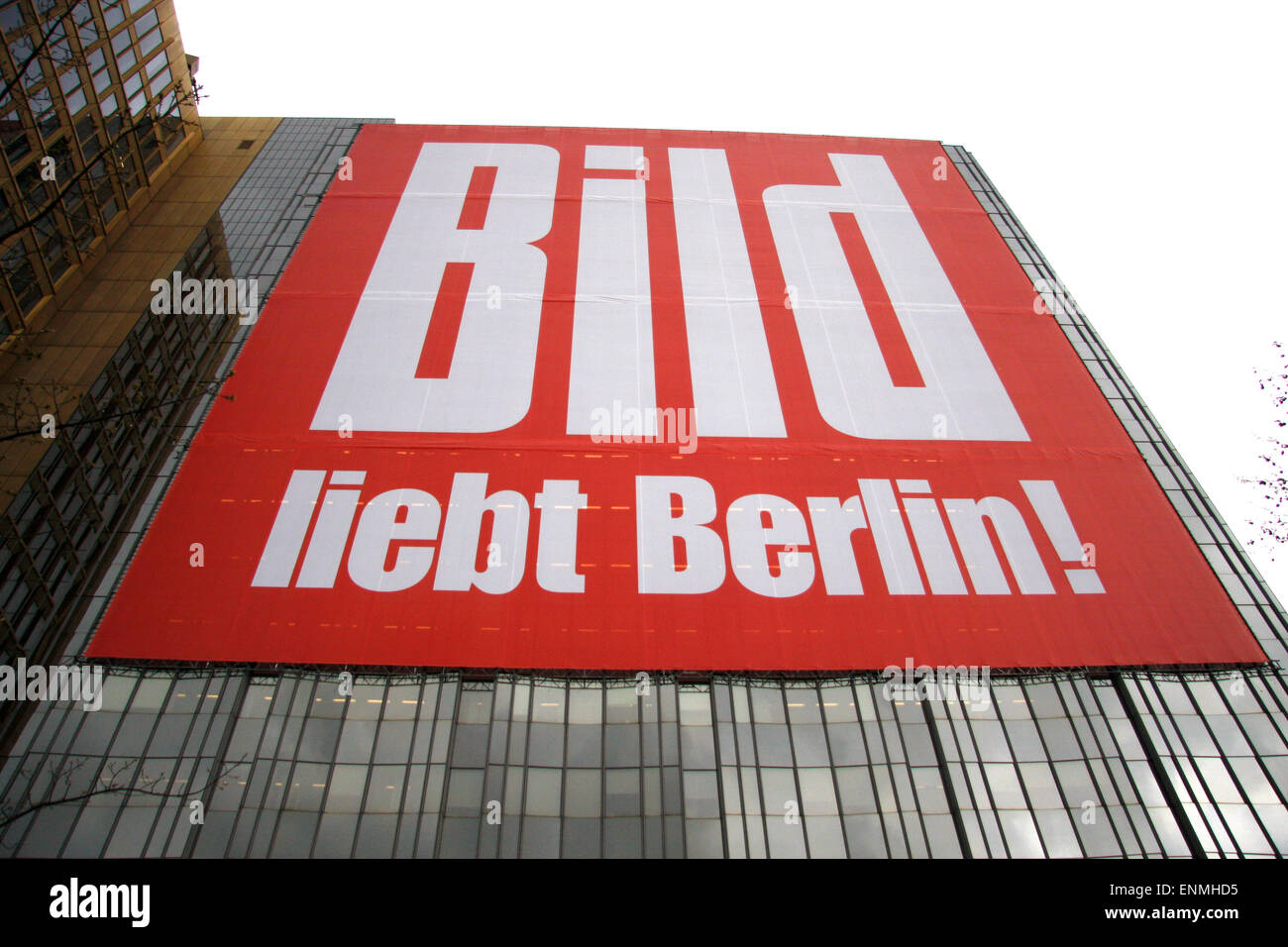 Bild liebt Grossplakat: "Berlín", Axel Springer, Berlin-Krueuberg Zenrale. Foto de stock