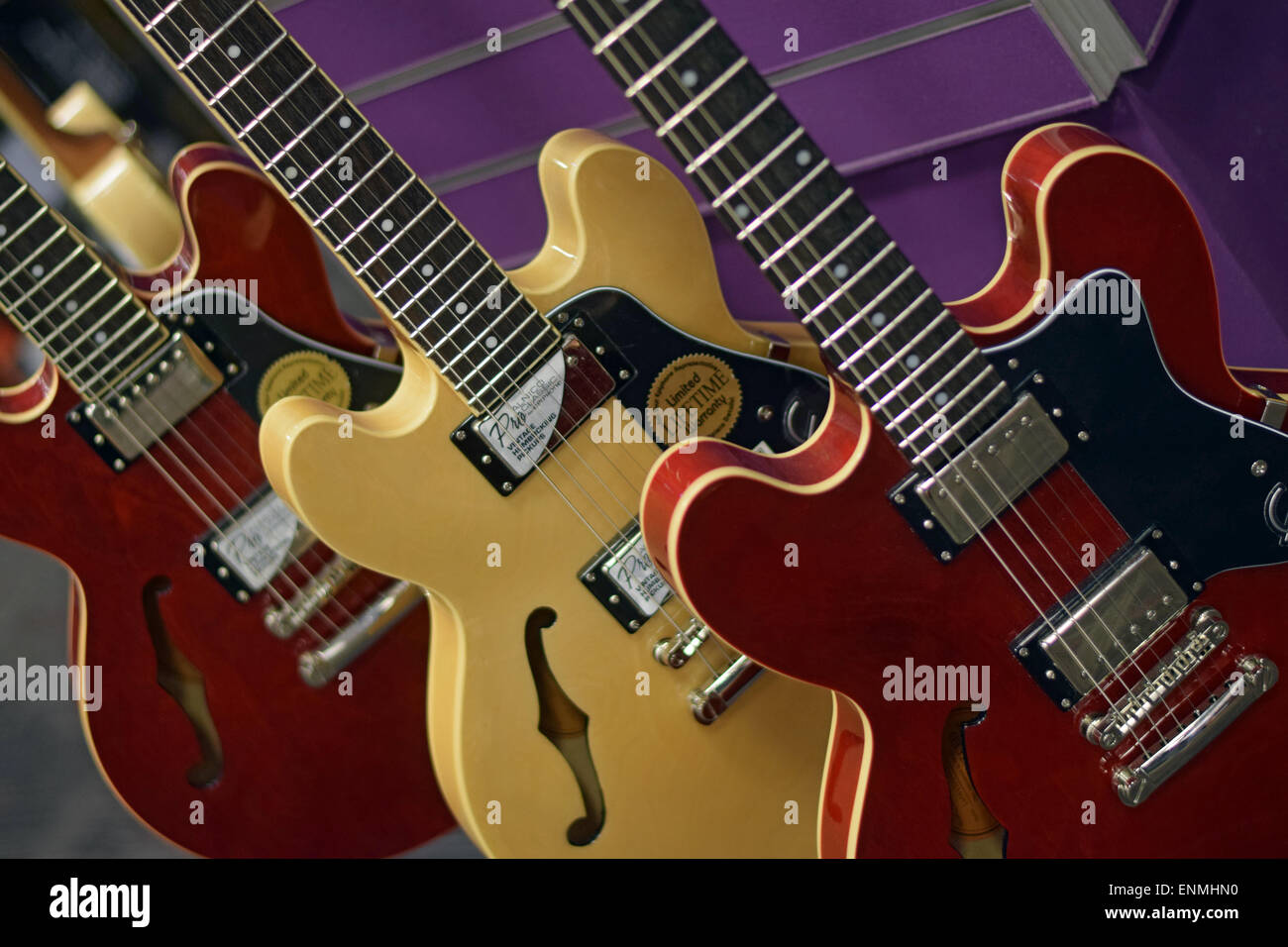 Tres, Epiphone guitarras de cuerpo hueco para la venta en el Guitar Center  en West 14th Street en Manhattan, Ciudad de Nueva York Fotografía de stock  - Alamy