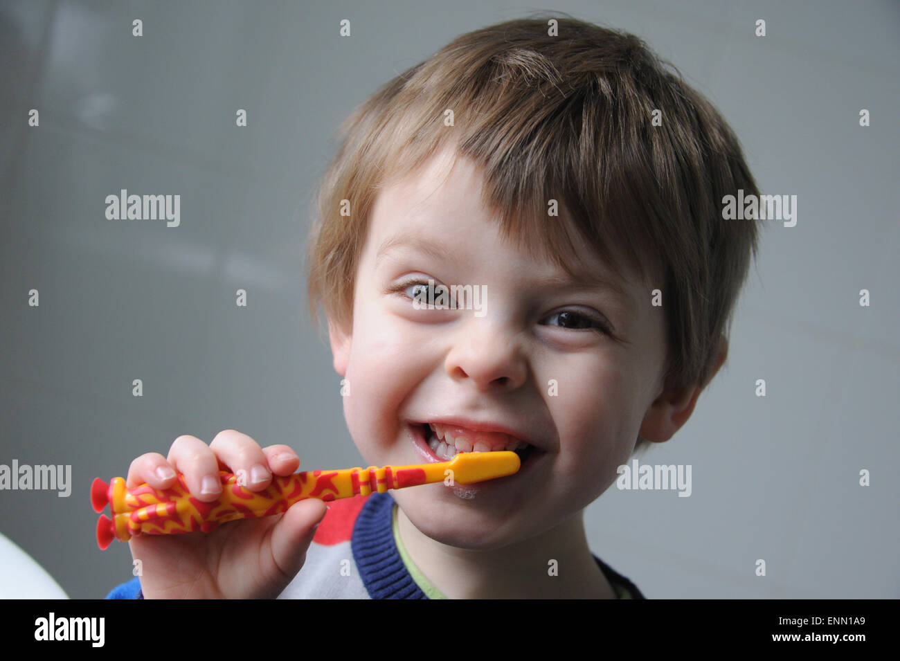 Un niño de 3 años la limpieza de los dientes con un cepillo de dientes. Foto de stock
