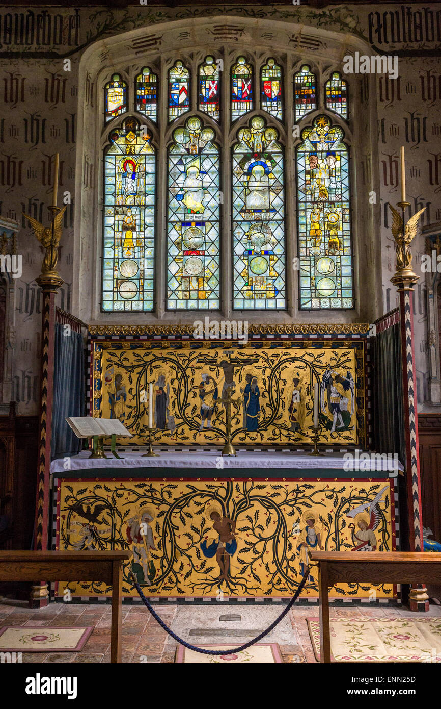 Reino Unido, Inglaterra, Ewelme. Iglesia de Santa María, la Virgen, del siglo XV. Altar de San Juan Bautista, Medieval fragmentos de vidrio en la ventana. Foto de stock