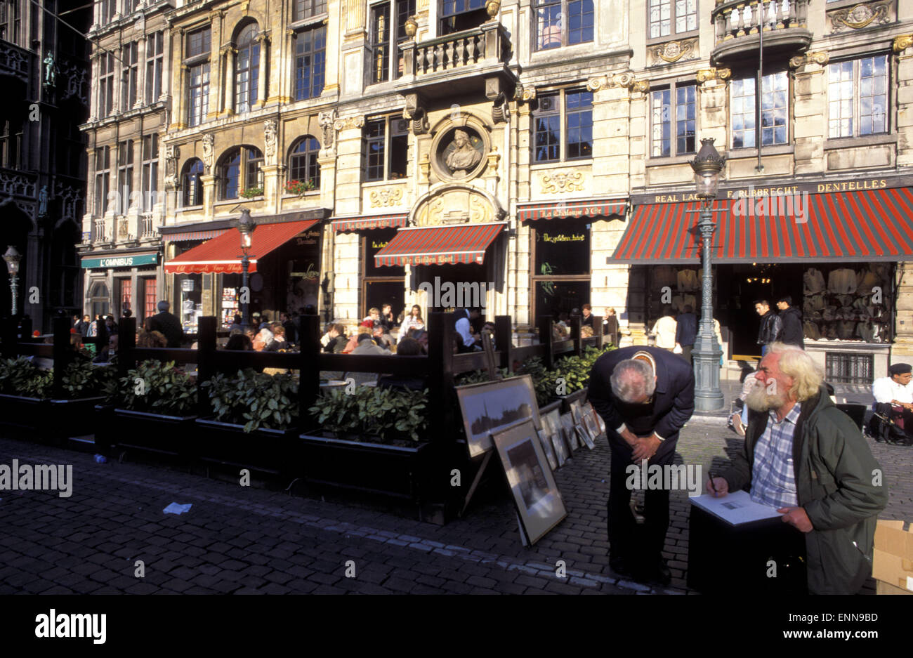 BEL, Bélgica, Bruselas, artista gráfico en la Grand Place. BEL, Belgien, Bruessel, Zeichner auf dem Grand Place. Foto de stock