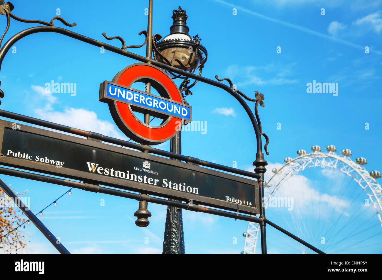 Londres - 12 de abril: signo de metro de Londres en la estación de Westminster el 12 de abril de 2015 en Londres, Reino Unido. Foto de stock