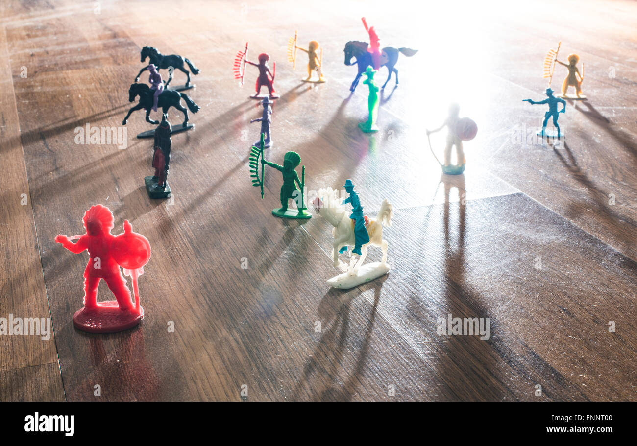 Figuras en miniatura los juguetes en el suelo backlight Foto de stock