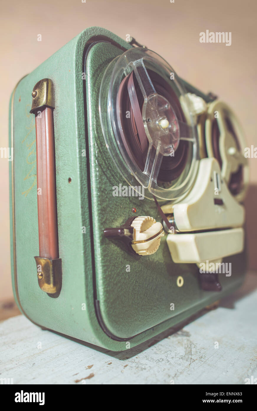 Vintage vieja grabadora de cinta verde sobre pared rosa Foto de stock