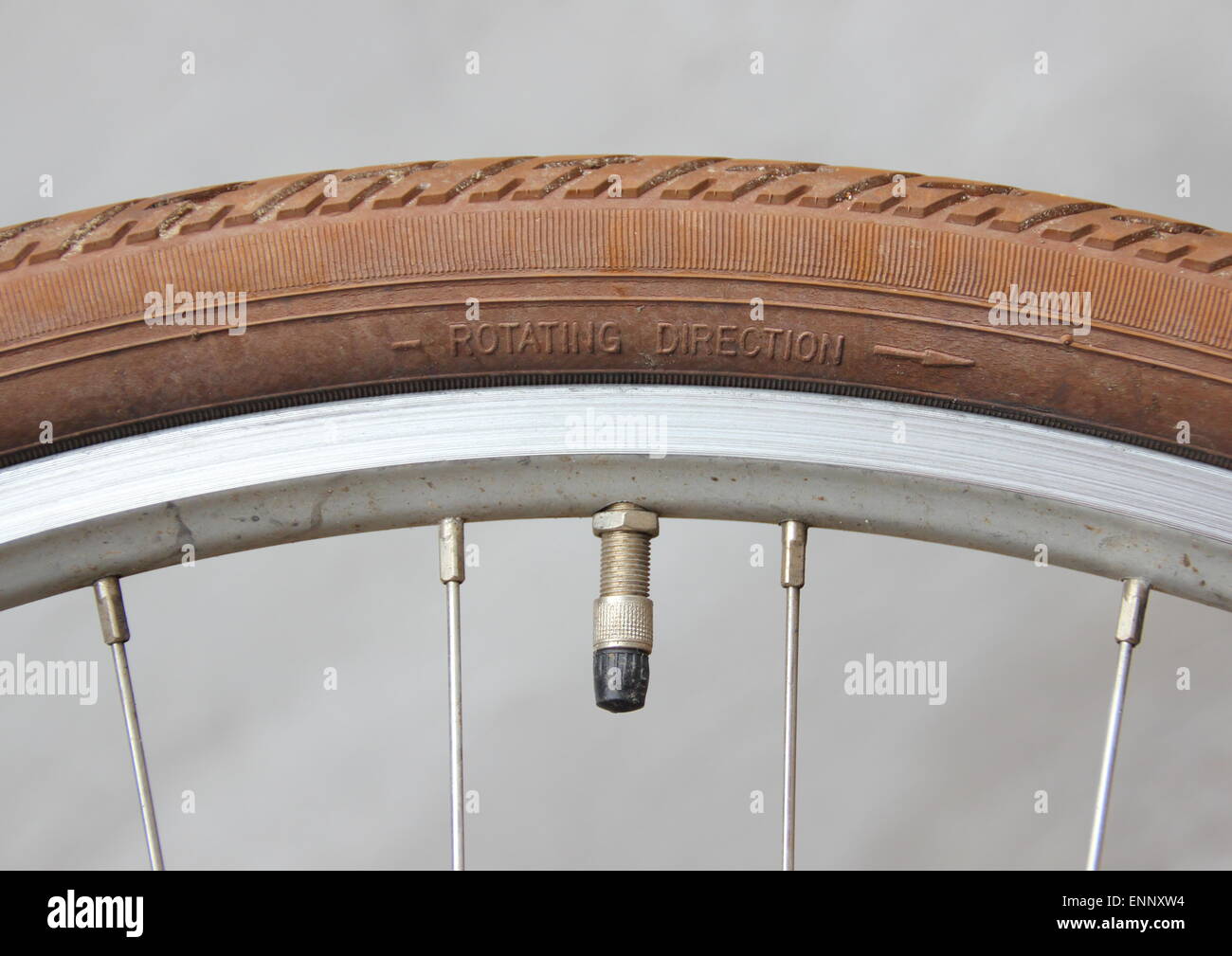 Gire en la dirección con la válvula de rueda de bicicleta Foto de stock